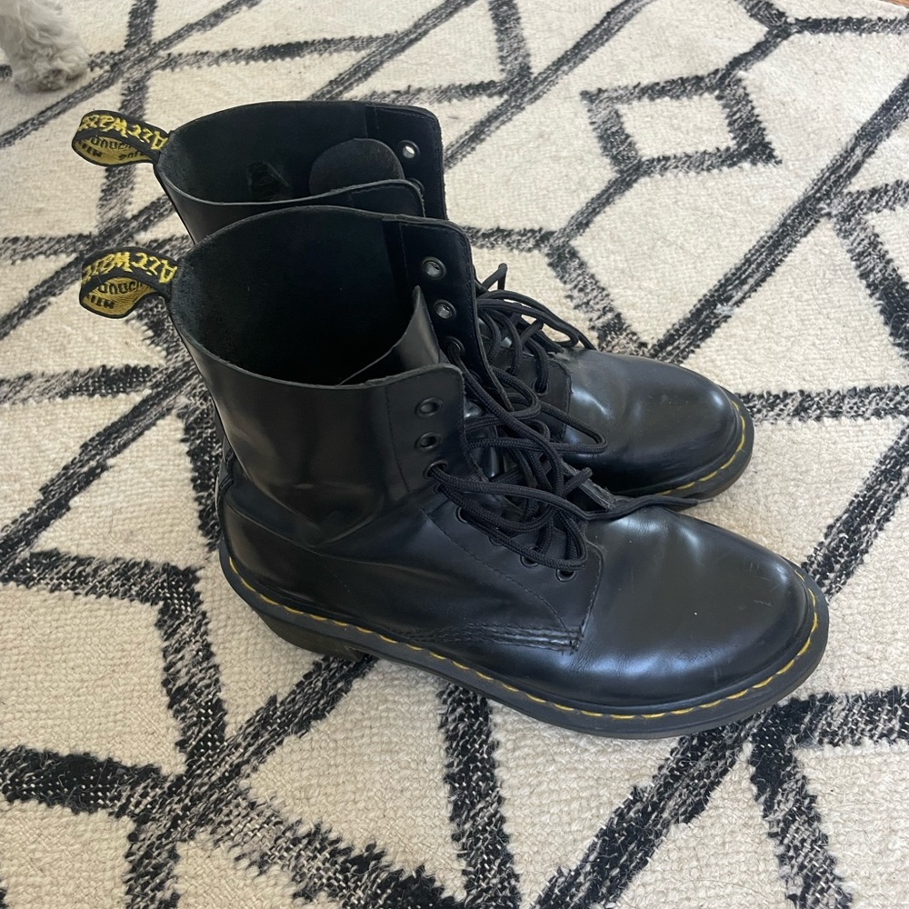 Dr martens like new size 9.5
